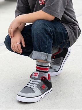 DC Boys Skate Shoes Gray Black Red Size 13.5 Youth Low Top Sneakers Like New